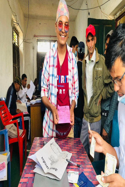 गायक टंक तिमिल्सिनाले दर्ता गराए मेयरमा उम्मेदवारी